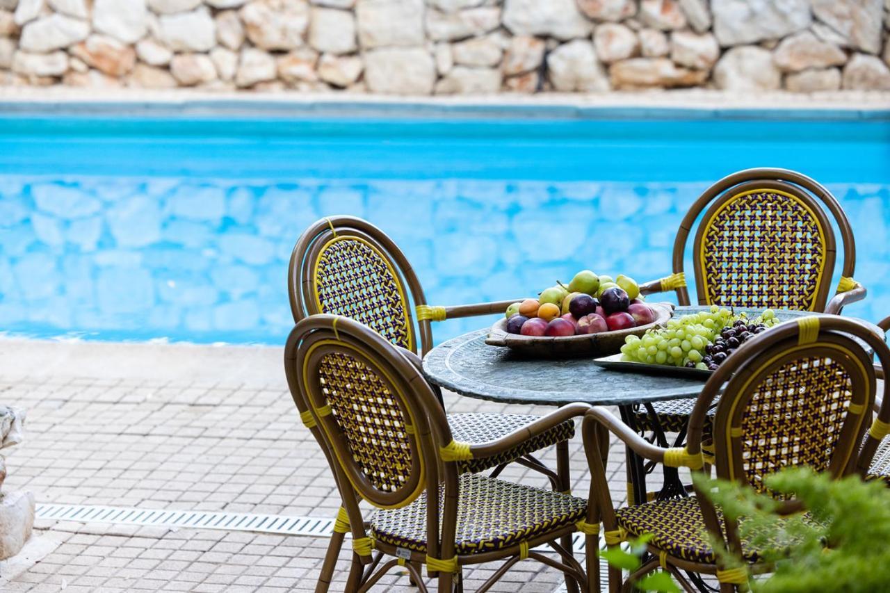 The House Rosh Pina - 2Brm With Pool Villa Bagian luar foto